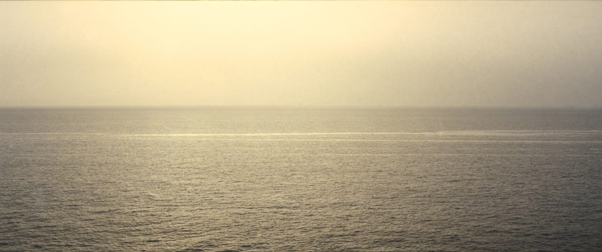 Weiter, ruhiger Blick über das Meer bis zum Horizont