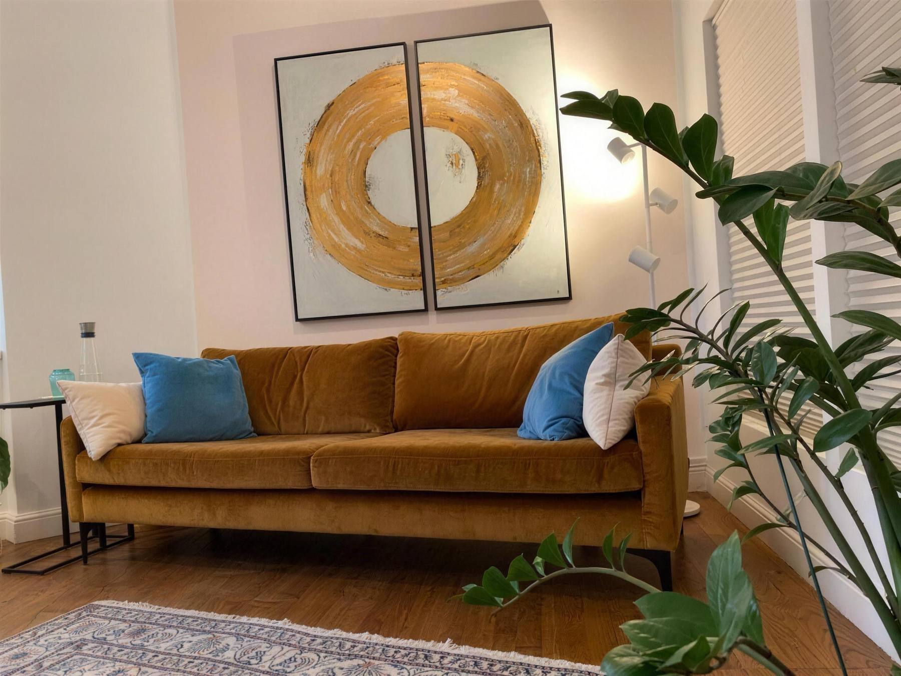 Der Behandlungsraum mit Sofa, Holz und warmem Tageslicht